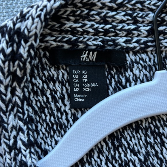H&M black white zip asymmetrical cardigan. Size XS - Picture 3 of 7
